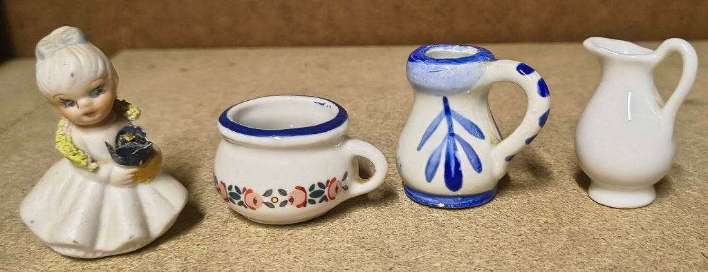 Set Miniatuur Porselein – Figuurtje + 3 Kannetjes, Verzamelen, Ophalen of Verzenden, Gebruikt, Decoratie