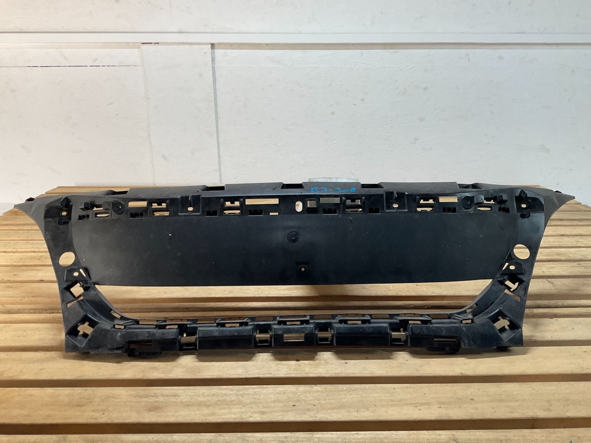 Support de calandre de pare-chocs Peugeot 3008 5008 98142788, Taurusavenue 1
2132 LS  Hoofddorp, NL, Contact.group@renault.com