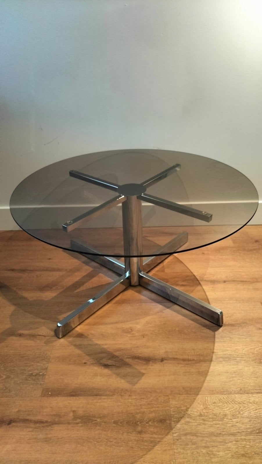 Table basse ronde vintage en verre fumé., Rond, Comme neuf, Verre, Enlèvement