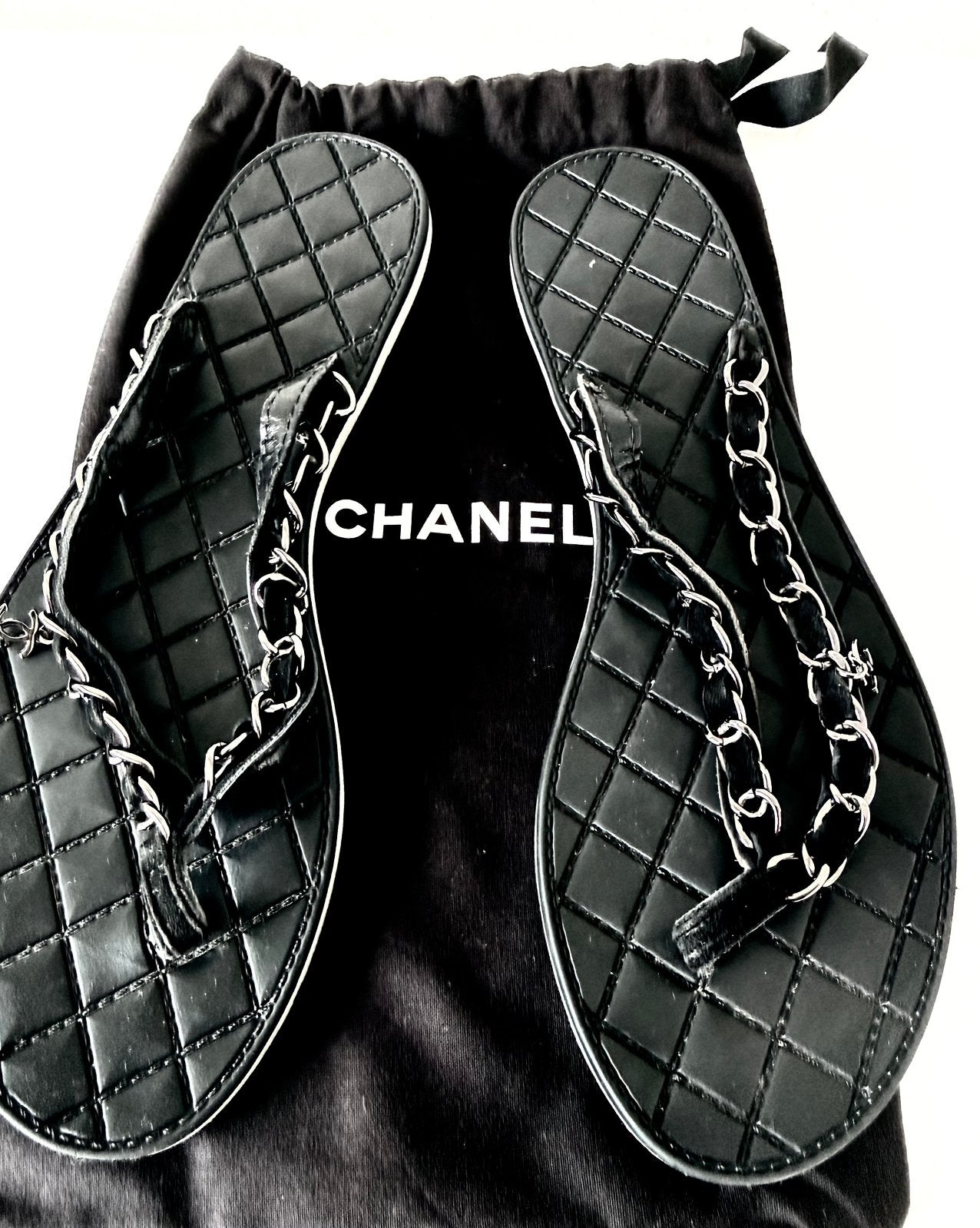 CHANEL SLIPPERS CHAIN, LEER, 39, AUTHENTIEK (NEW €699) 💖, Kleding | Dames, Slippers, Verzenden, Zwart, Zo goed als nieuw
