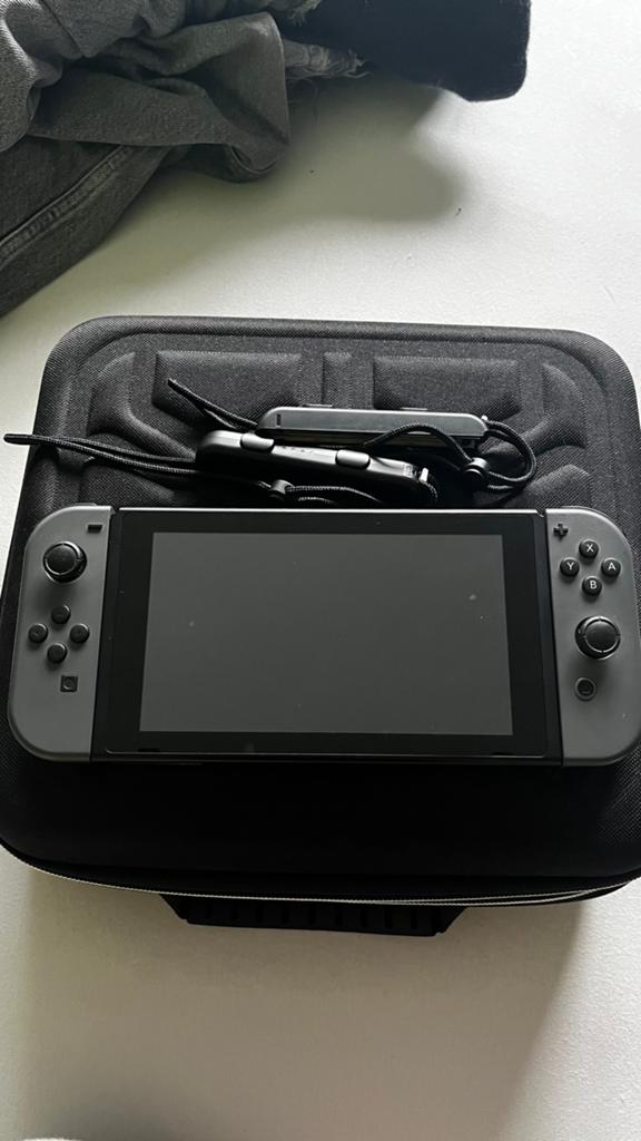 Nouvelle édition noire de la Nintendo Switch, Enlèvement ou Envoi, Comme neuf, Avec 1 manette, Avec jeux