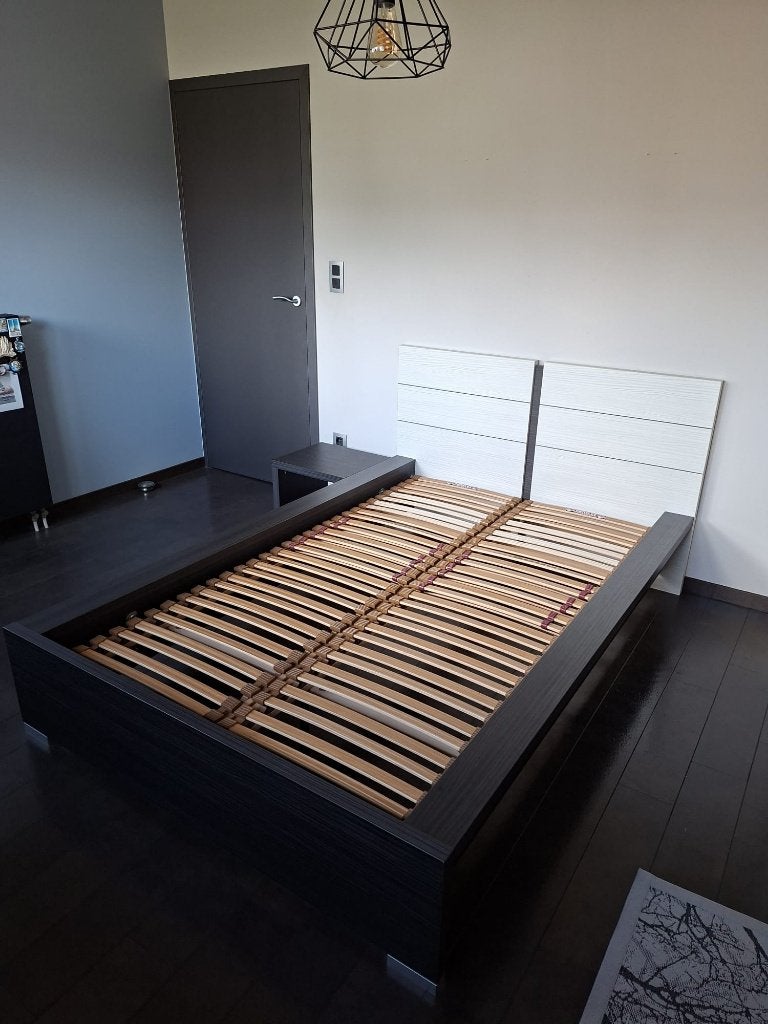 Bed, lattenbodem, nachtkastje, achterwand, matras, topper, Ophalen, Zo goed als nieuw, Twijfelaar, 200 cm
