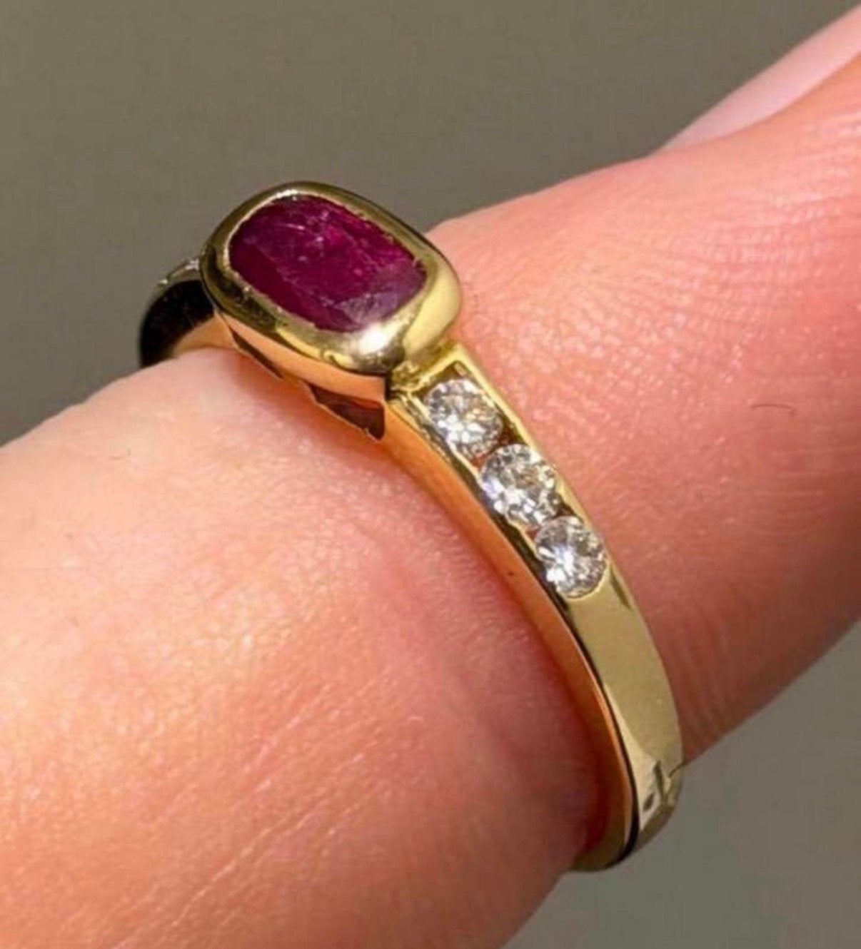 18 karaat gouden ring met robijn en 6 natuurlijke diamanten!, 18 tot 19, Geel, Ophalen of Verzenden, Met edelsteen