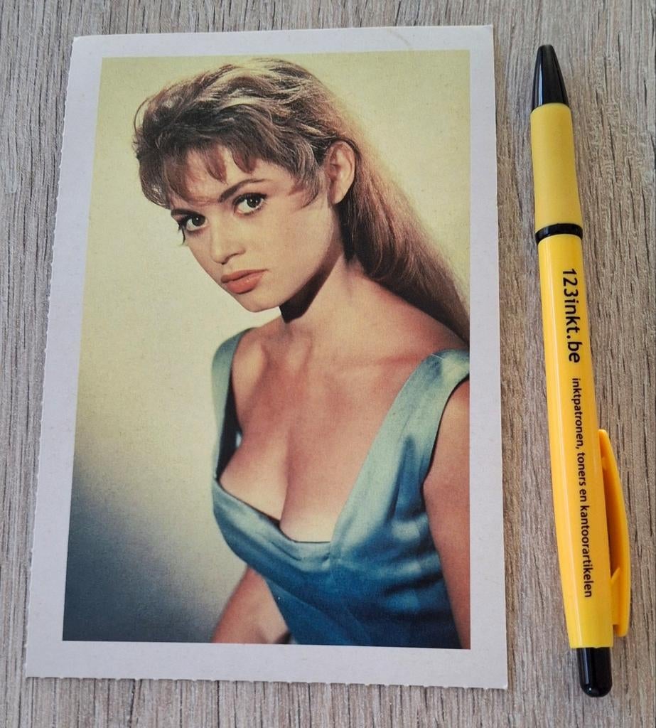 Postkaart P Magazine Brigitte Bardot actrice, Verzamelen, 1980 tot heden, Foto, Ophalen of Verzenden, Zo goed als nieuw