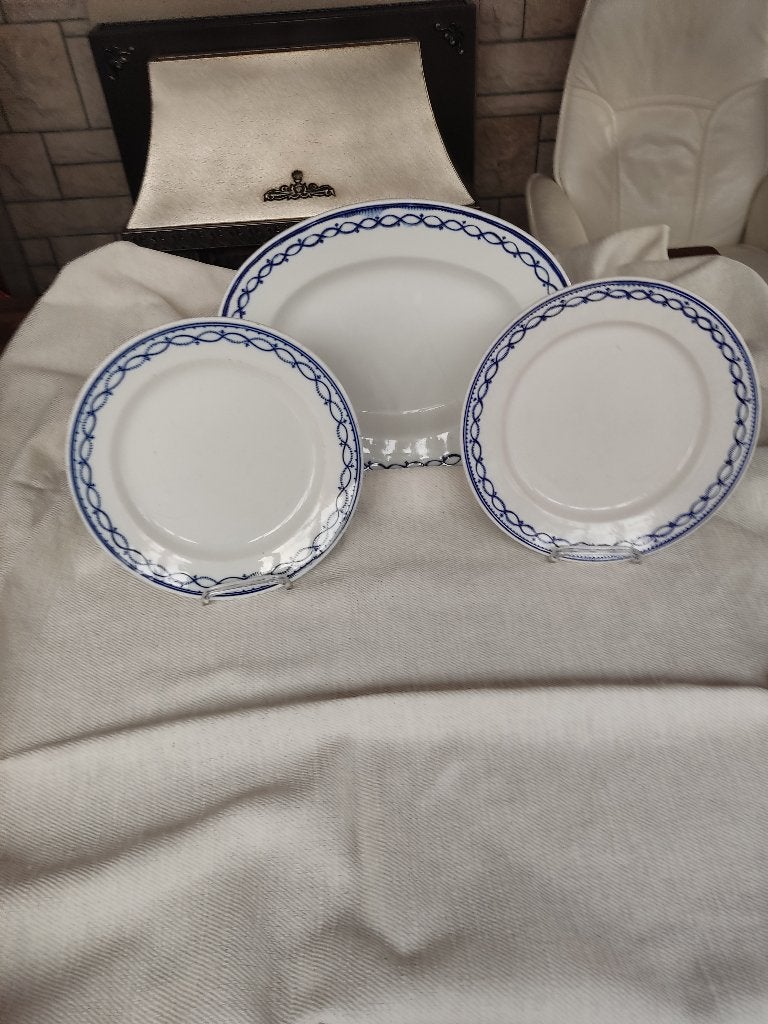 2 assiettes plates et 1 plat en porcelaine de Tournai, Antiquités & Art, Enlèvement ou Envoi