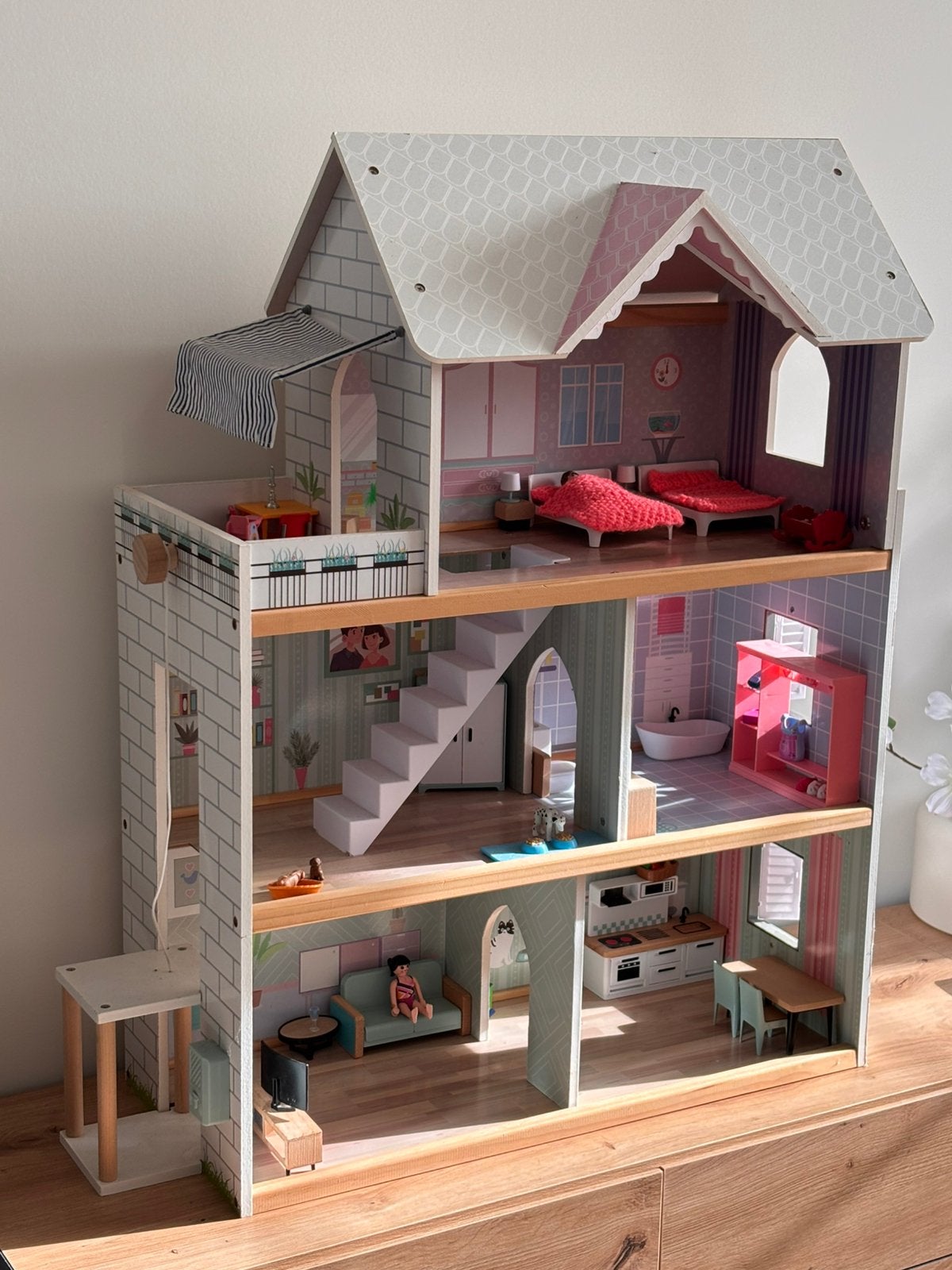 Groot bemeubeld poppenhuis te koop, Ophalen, Poppenhuis