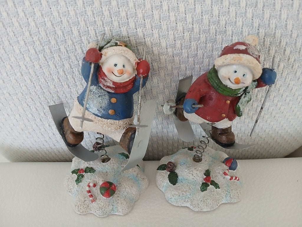 sneeuwmannetjes met ski's in de sneeuw, Ophalen of Verzenden, Zo goed als nieuw