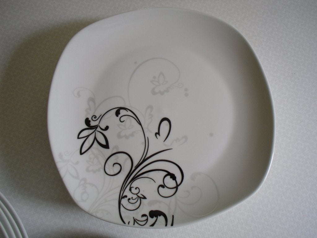 12 assiettes. 4 plates. 4 profondes. 4 à desserts/entrées., Maison & Meubles, Enlèvement, Assiettes(s)