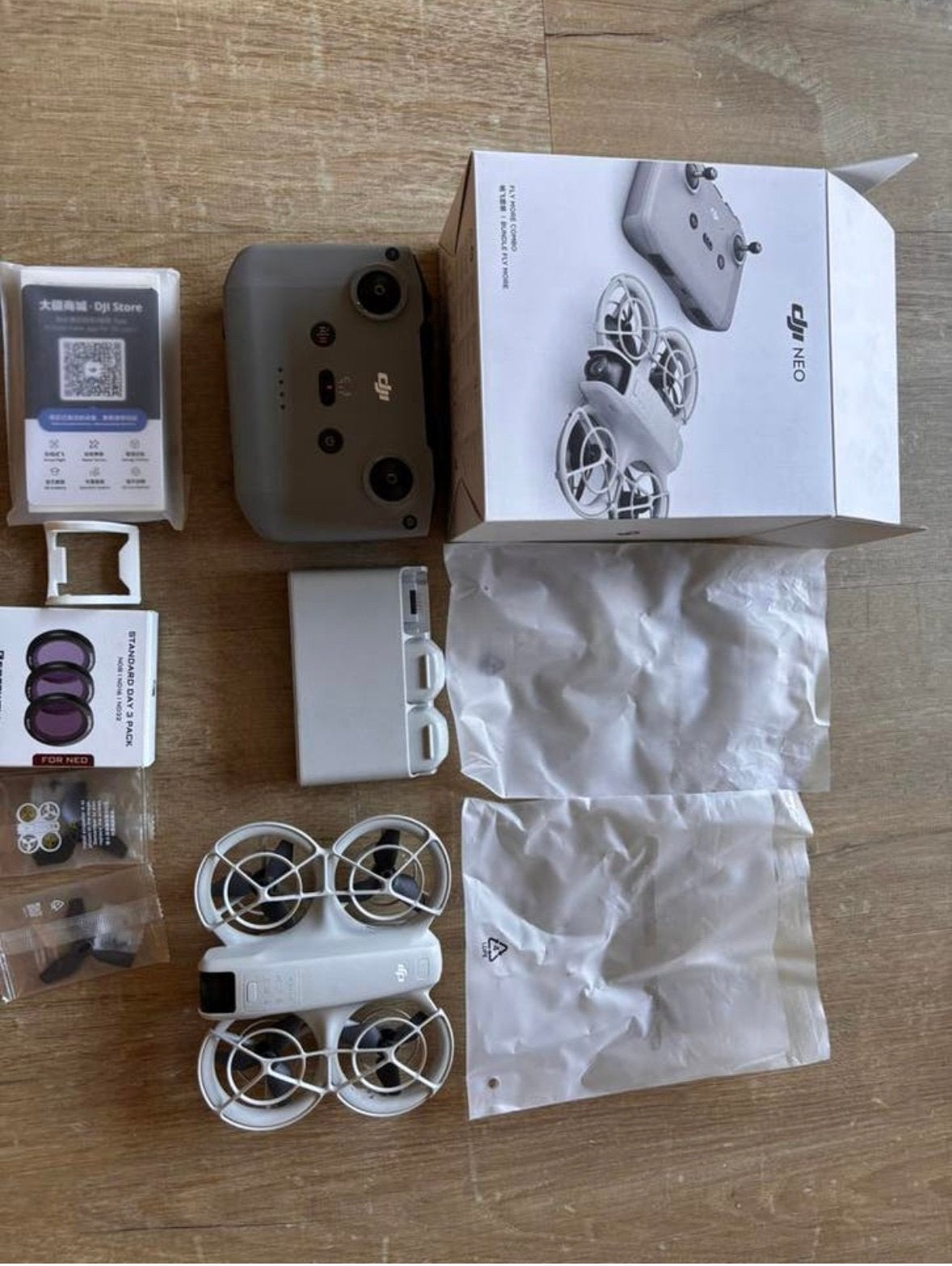 À emporter : le combo Dji Neo Fly More avec accessoires, TV, Hi-fi & Vidéo, Drones, Drone avec caméra, Moins de 250 g, Batterie(s) supplémentaire(s)