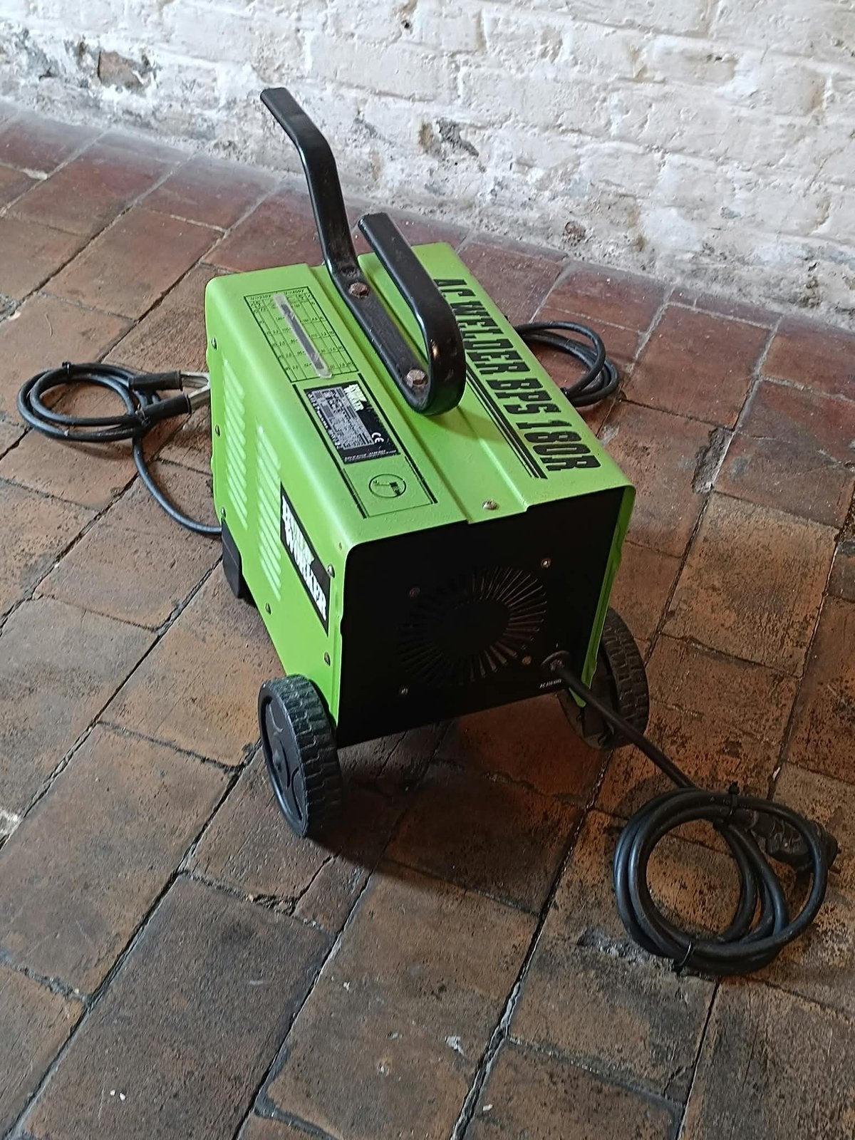 NIEUW lasapparaat van 180 ampère op wielen, Doe-het-zelf en Bouw, Ophalen, Nieuw, 150 tot 250 ampère, Elektroden