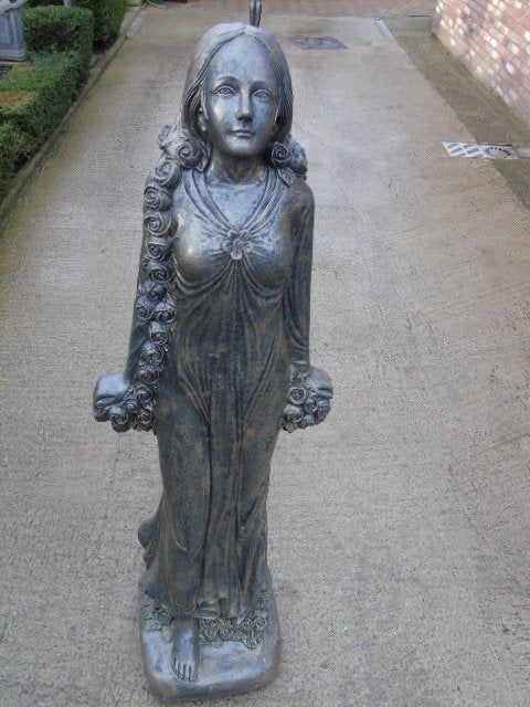 beeld van een vrouw met rozen H 1m55 cm! uitverkocht!, Tuin en Terras, Ophalen, Zo goed als nieuw, Beton, Overige typen
