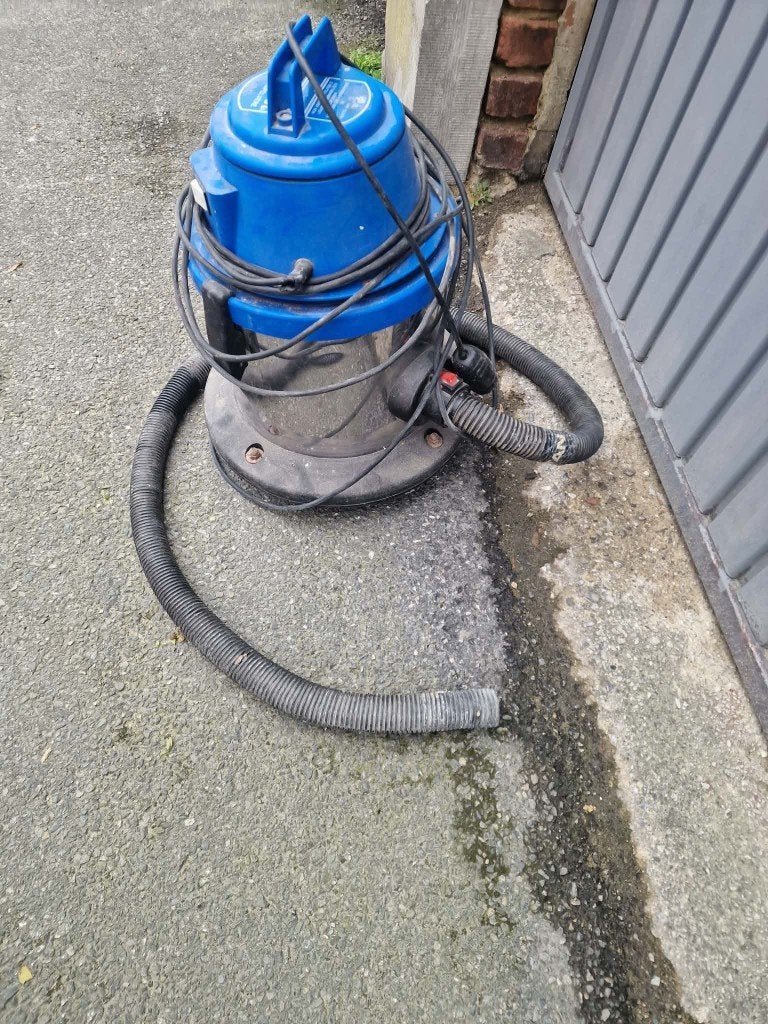 Aspirateur sans sac fonctionne parfaitement, Réservoir, Enlèvement, Utilisé, Aspirateur robot
