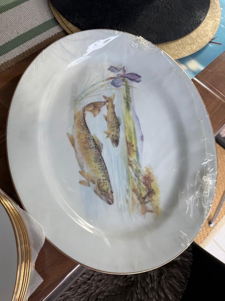 Grand lot de porcelaine de Limoges – assiettes, tasses, plat