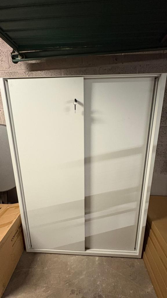 Metaalen kast met twee schuifdeuren en 3 legplanken., Ophalen, Gebruikt