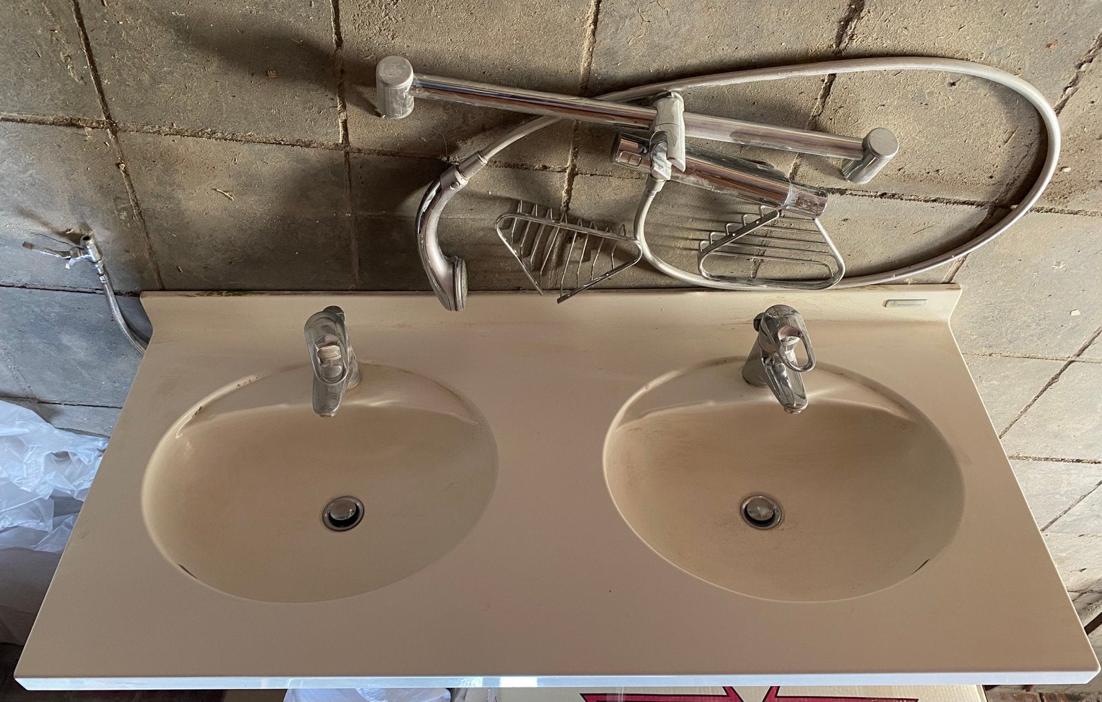 Dubbele Lavabo met 2 kranen alle toebehoren merk detremmerie, Ophalen of Verzenden, Zo goed als nieuw