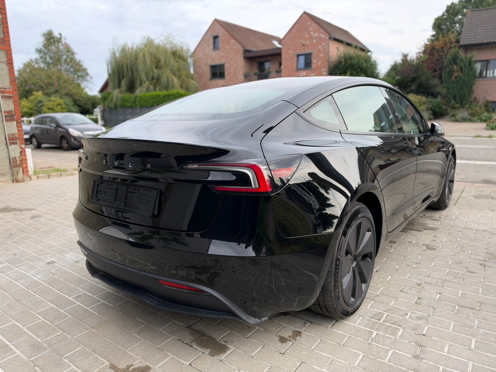 TESLA MODEL 3 2025 1ER PROPRIÉTAIRE 283CH 27.000KM, Auto's, Automaat, Zwart, Zwart, Leder