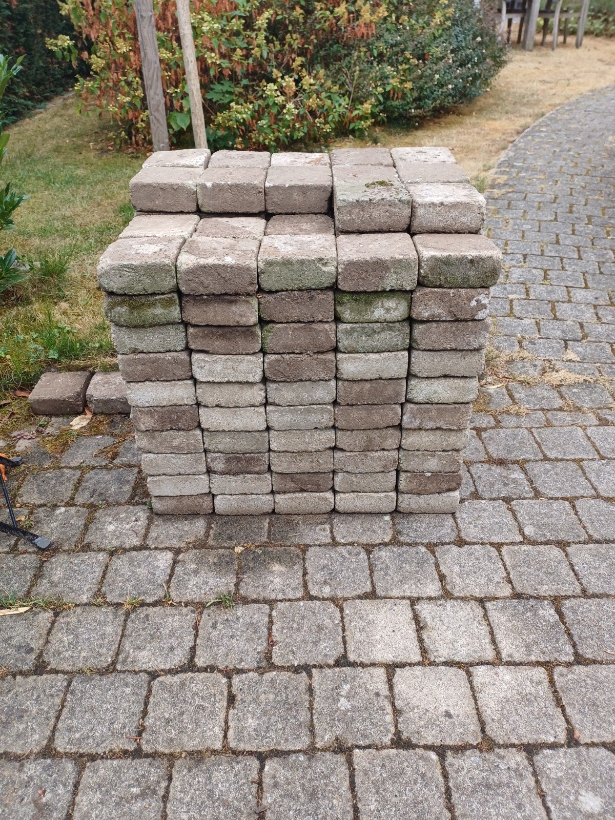 Sans voyelles, Enlèvement, Briques