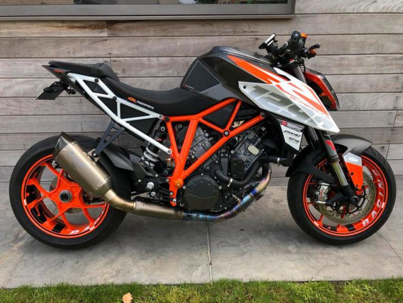 KTM Superduke 1290R Akrapovic Titanium uitlaatlijn NIEUW!!, Enlèvement ou Envoi, Comme neuf