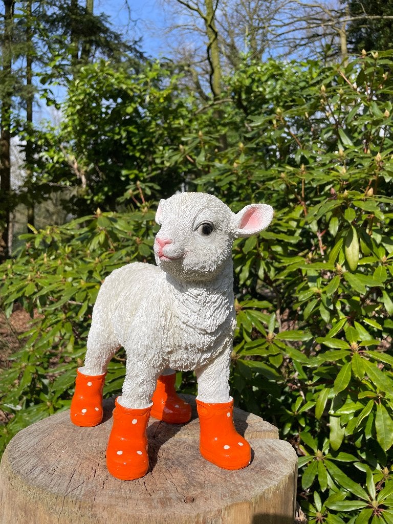 Lammetje laarsjes, babykamer Oranje 30cm, Tuin en Terras, Tuinbeelden, Nieuw, Dierenbeeld, Kunststof, Ophalen of Verzenden