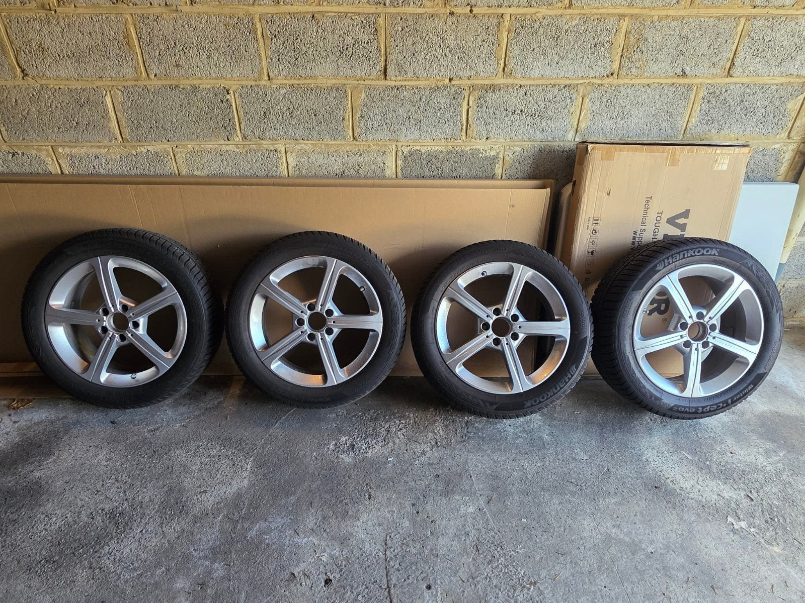 4 pneus hiver Hankook + 4 jantes 17" Mercedes, Pneus hiver, Véhicule de tourisme, 205 mm, Enlèvement
