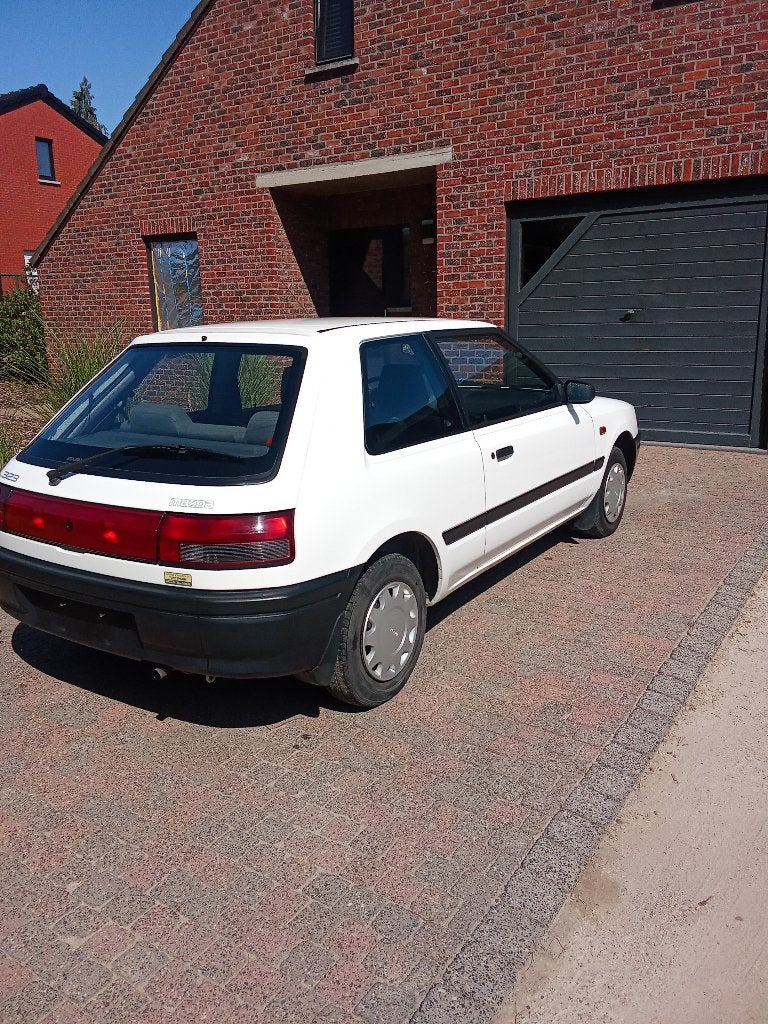 Mazda 323 oldtimer gekeurd met slechts 69000 km, Auto's, Stof, Wit, Handgeschakeld, Grijs