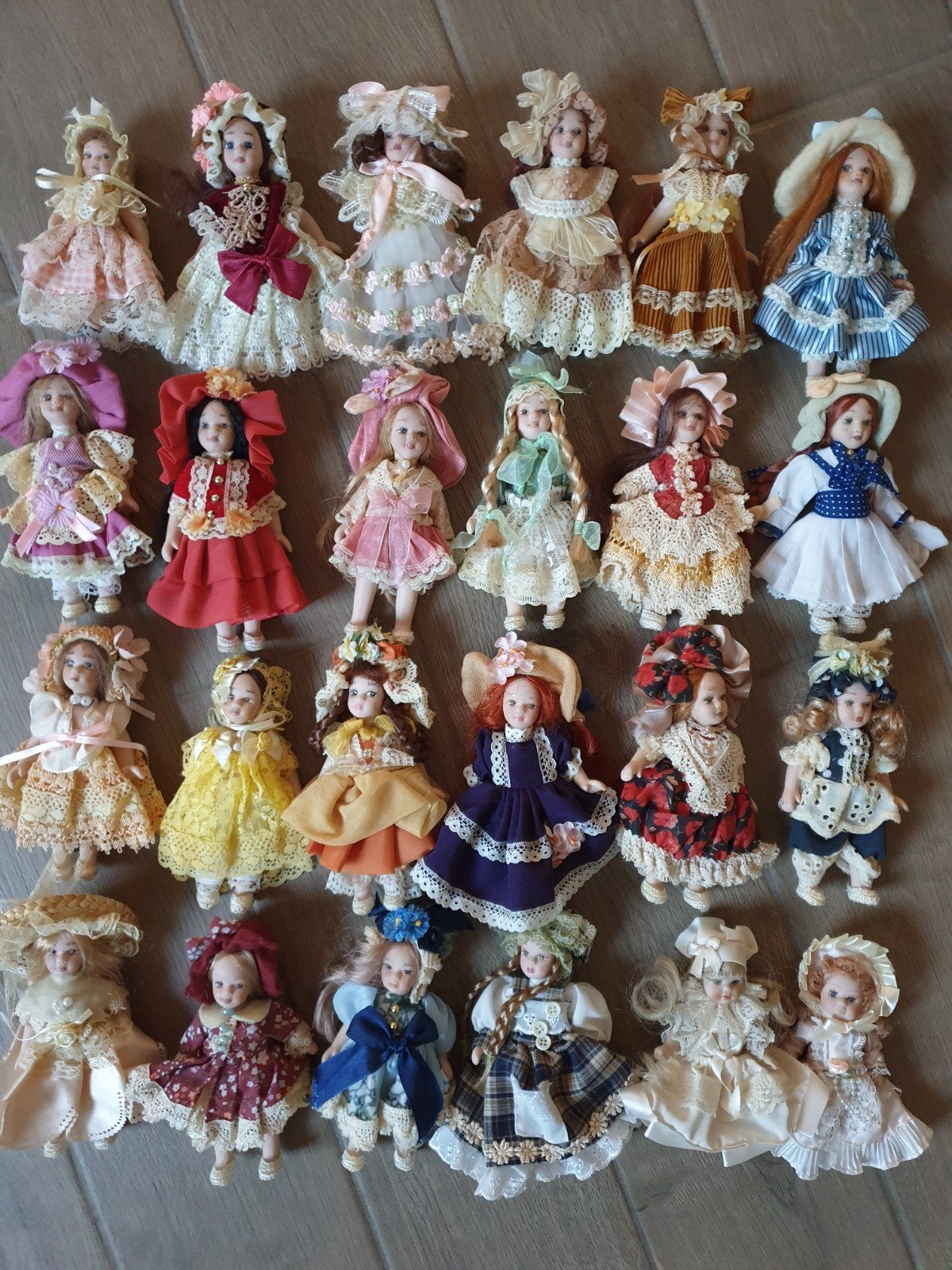 Verzameling 24 porseleinen popjes, Verzamelen, Poppen, Ophalen