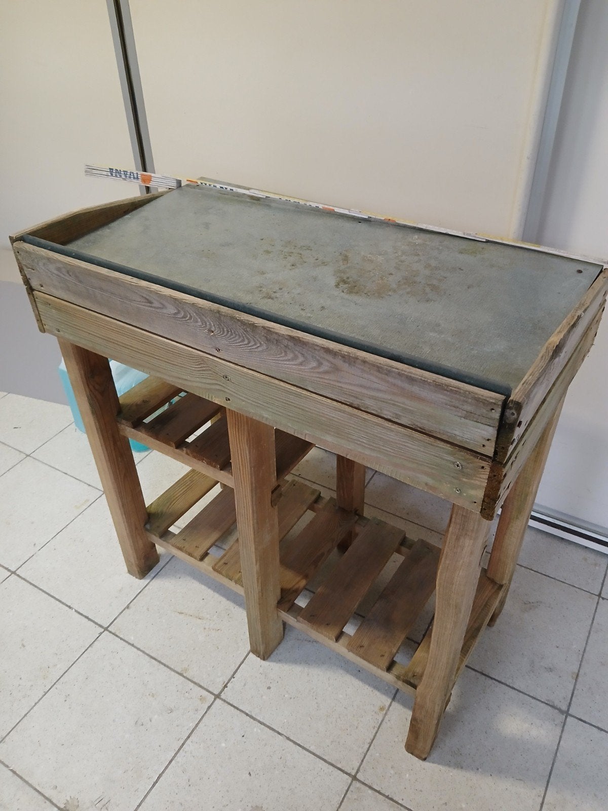 Lot tuinmateriaal: oppottafel, schoppen ( batsen), trimmers, Ophalen