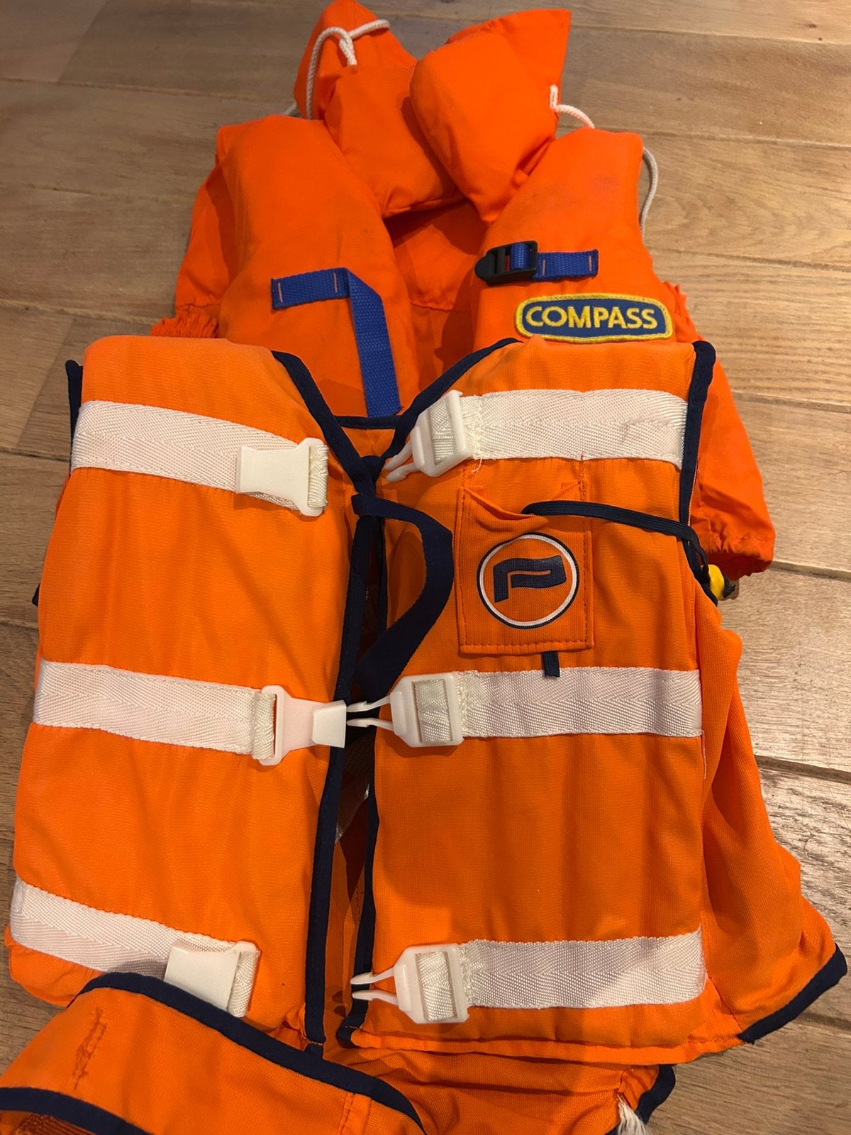 Deux gilets de sauvetage pour enfants de 2 à 5 ans, Sports nautiques & Bateaux, Vêtements nautiques, Enlèvement, Utilisé, Enfant