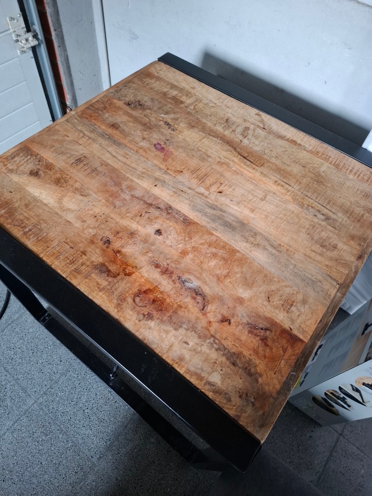 tafel hout met zwarte afwerking randen en onderstel, Huis en Inrichting, Ophalen, Gebruikt, 50 tot 100 cm, Vierkant