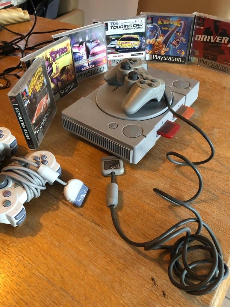 Playstation 1 plus spelletjes, controllers en adapters, Games en Spelcomputers, Games | Sony PlayStation 1, Ophalen of Verzenden