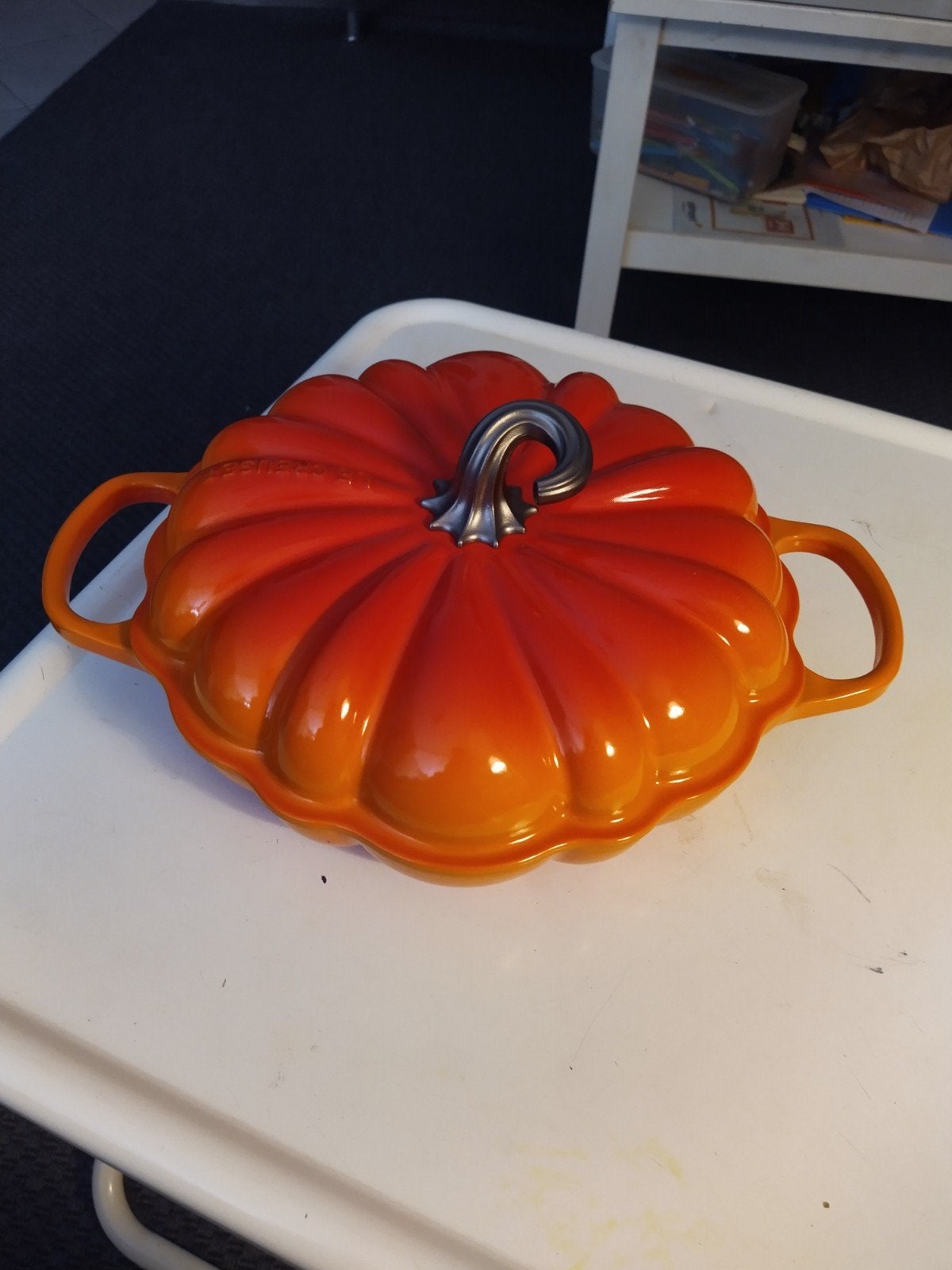Le Creuset Campagnard 'Pompoen' Signature 28cm Oranjerood, Huis en Inrichting, Ophalen, Nieuw, Gietijzer, Le Creuset