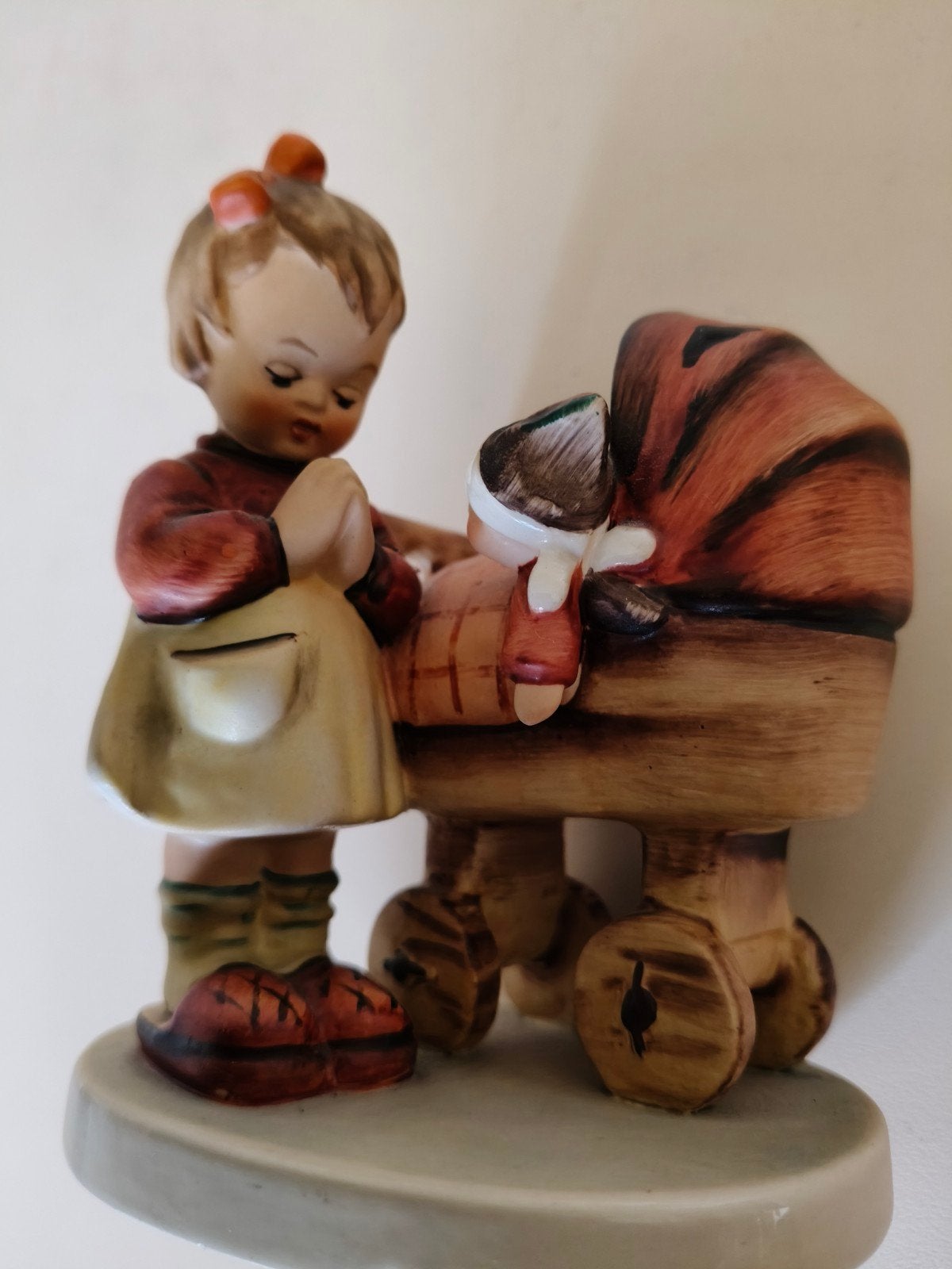 Hummel Goebel meisje naast babykoets, Verzamelen, Ophalen of Verzenden, Zo goed als nieuw, Hummel