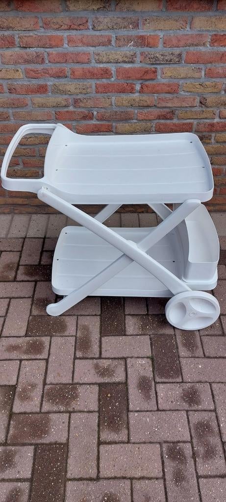 Wit tuintafeltje met wielen in prima staat, Tuin en Terras, Ophalen, Zo goed als nieuw, Kunststof, Verrijdbaar