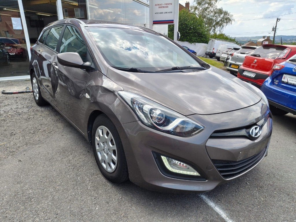HYUNDAI I30 SW 1.4 CRDi AFHAALMAALTIJDEN EXPORT/HANDELAAR, Auto's, Hyundai, Voorwielaandrijving, Euro 5, Stof, https://public.car-pass.be/vhr/11f145a1-5de9-4d1c-b850-7224320cbc32