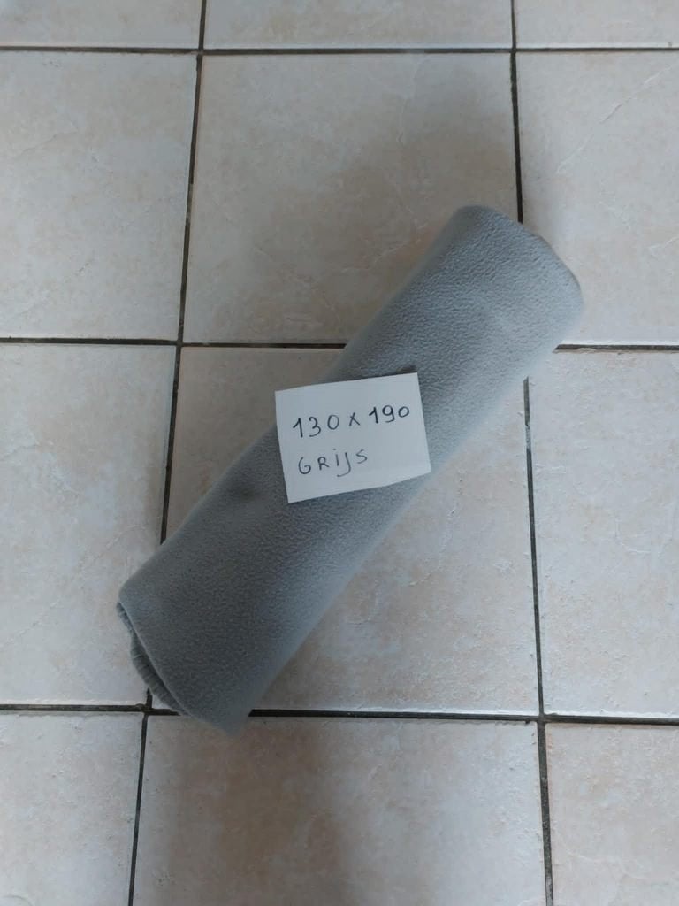 Deken Fleece één grijs en één lichtbruin Beide nog n, Huis en Inrichting, Woonaccessoires | Plaids en Woondekens, Ophalen, Fleecedeken