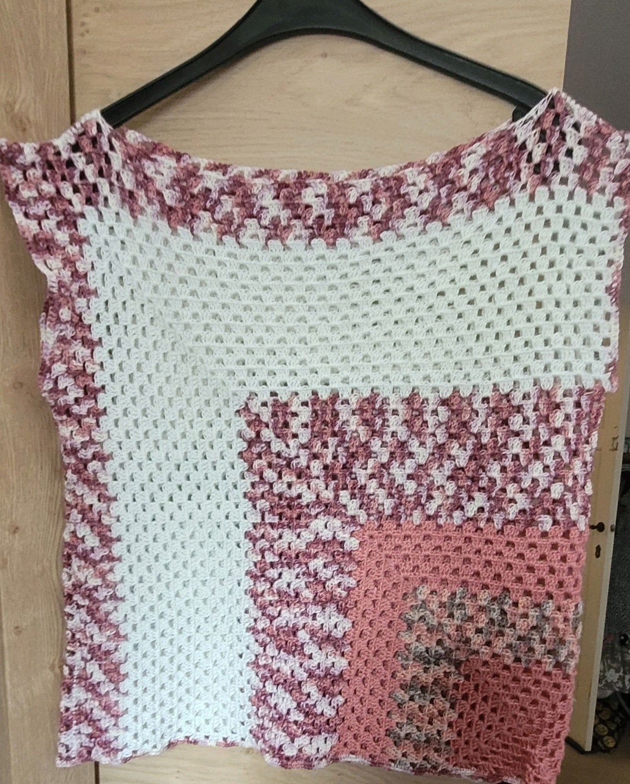 Top en crochet fait main style Granny Square – Nuances rose, Taille 38/40 (M), Enlèvement ou Envoi, Fait main, Multicolore