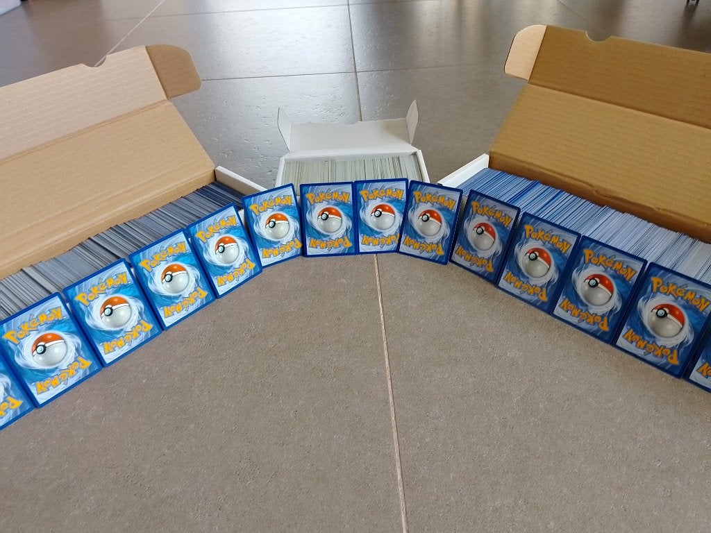 Pokémon kaarten lot – 2.500 kaarten | Inclusief opbergdozen, Ophalen of Verzenden, Zo goed als nieuw, Meerdere kaarten, Foil
