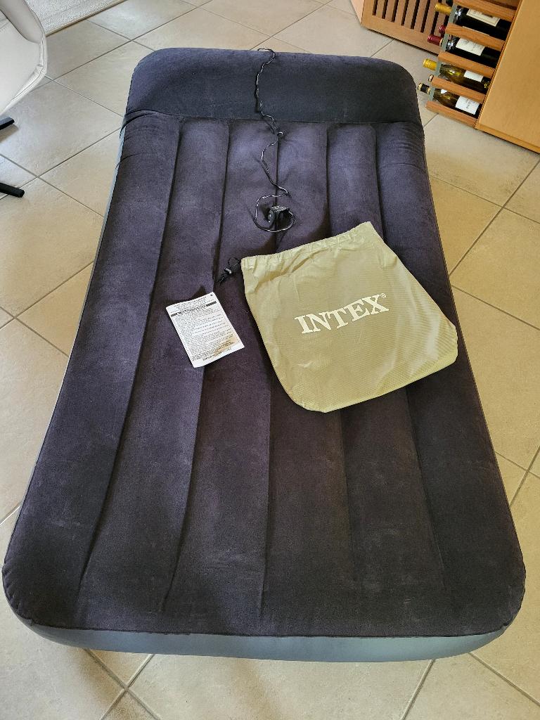 INTEX luchtbed 1 persoon met ingebouwde pomp, Caravans en Kamperen, Luchtbedden, Ophalen, Ingebouwde pomp, Zo goed als nieuw, 1-persoons