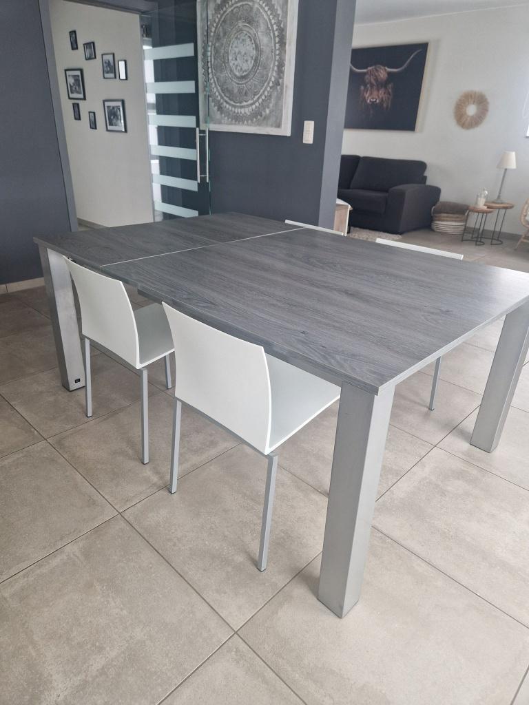 Table carrée Perfecta état impeccable!, Huis en Inrichting, Tafels | Eettafels, Gebruikt, 150 tot 200 cm, 150 tot 200 cm, Vier personen