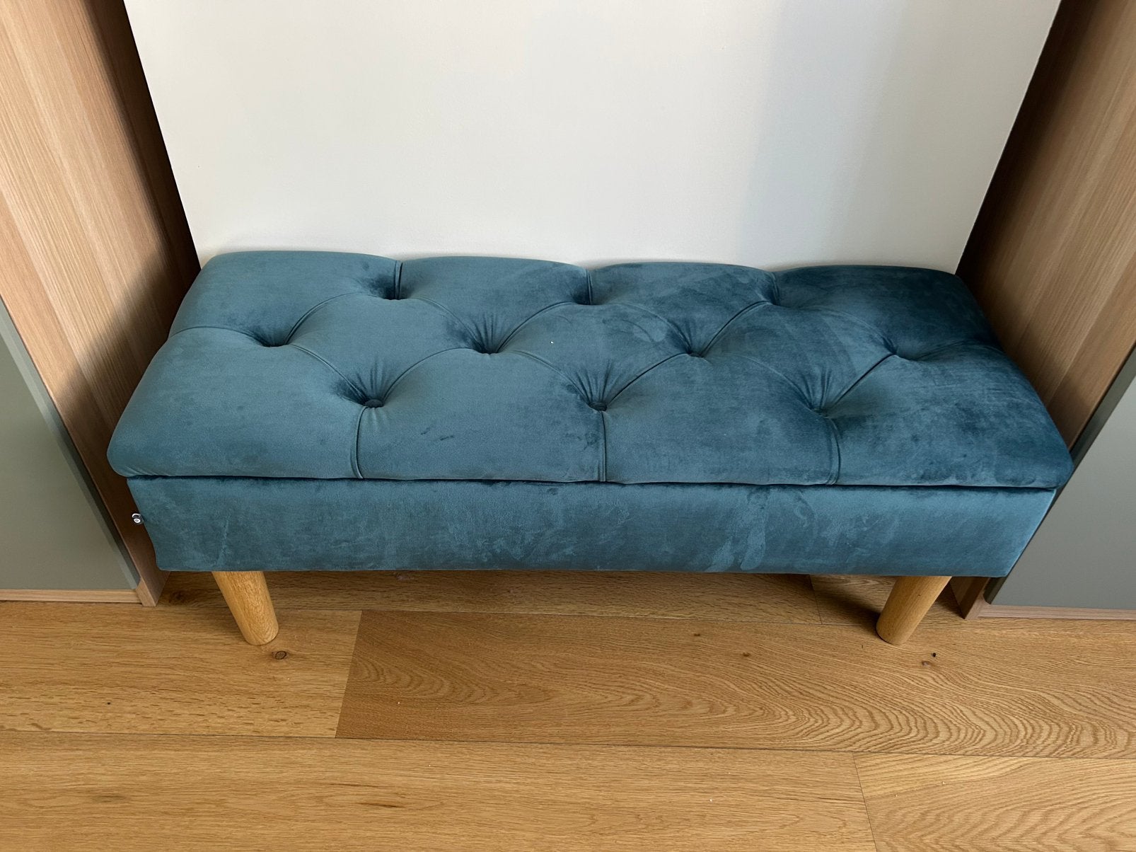Banquette coffre, en velours capitonné de couleur bleu "roi", Maison & Meubles, Enlèvement, Comme neuf, Bleu, Bois