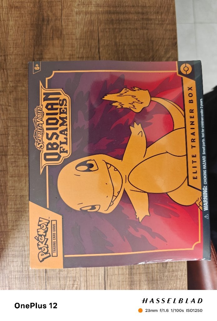 Pokemon Obsidian dames etb, Hobby en Vrije tijd, Verzenden, Zo goed als nieuw, Boosterbox