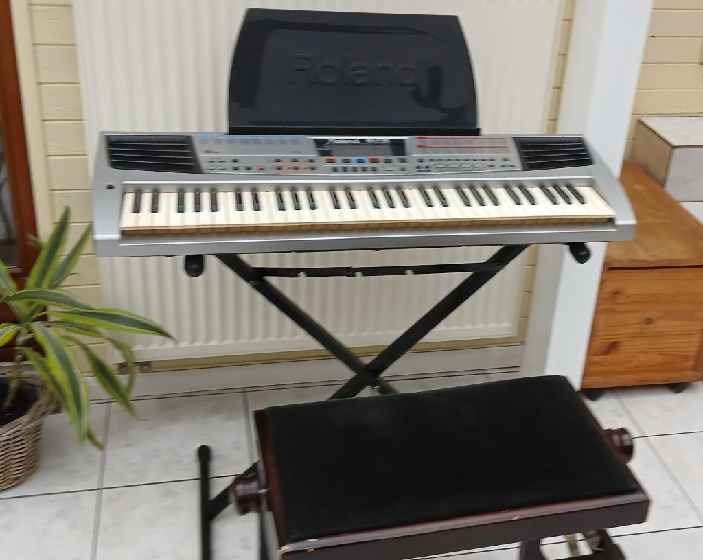 Synthétiseur Roland EM-15 avec pied, siège et méthodes, Musique & Instruments, Synthétiseurs, Utilisé, 61 touches, Roland, Avec pied