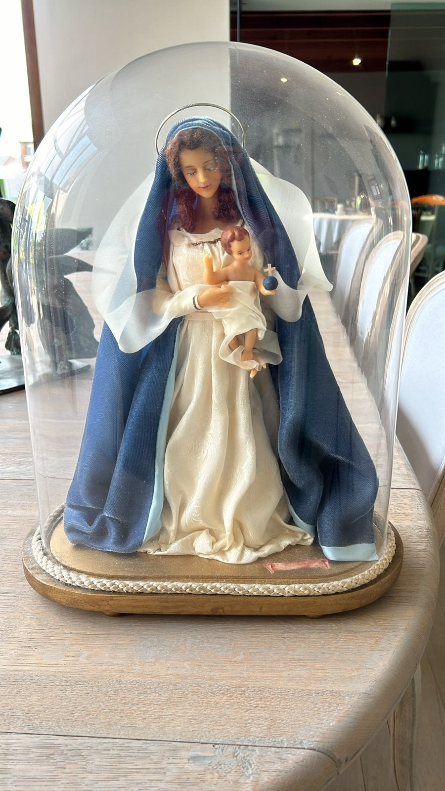 Mariabeeld onder stolp, Ophalen