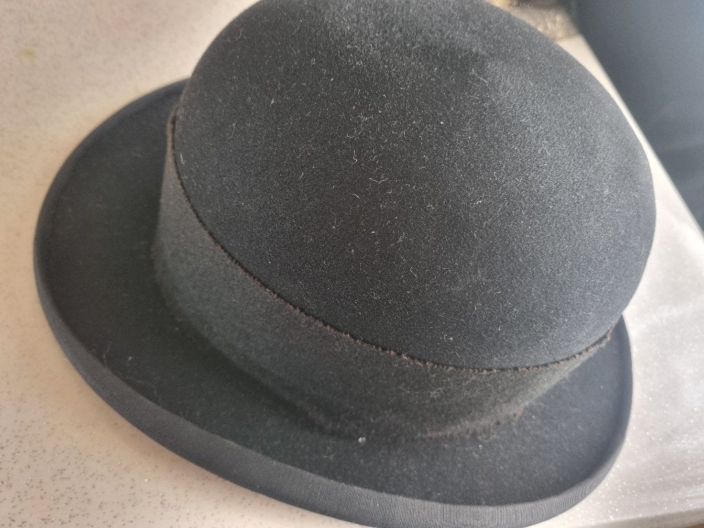 Authentique chapeau melon, Enlèvement, Hommes