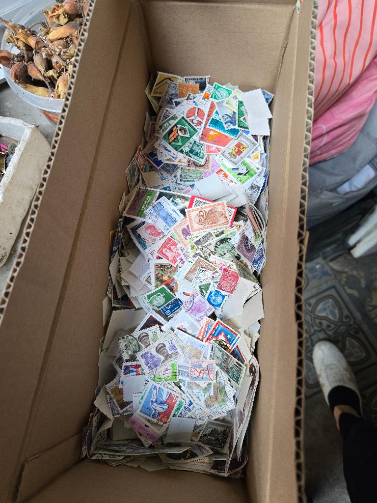 Boîte de timbres variés, Enlèvement ou Envoi, Boîte