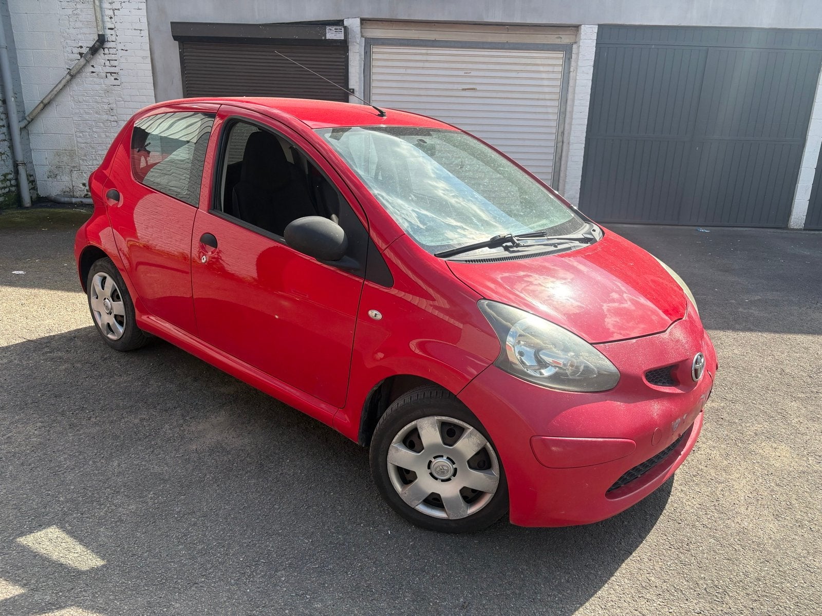 Toyota Aygo 1000cc, Autos, Toyota, Entreprise, Aygo, ABS, Essence, Euro 4, Coupé, 4 portes, Boîte manuelle, Rouge, Tissu, Enlèvement
