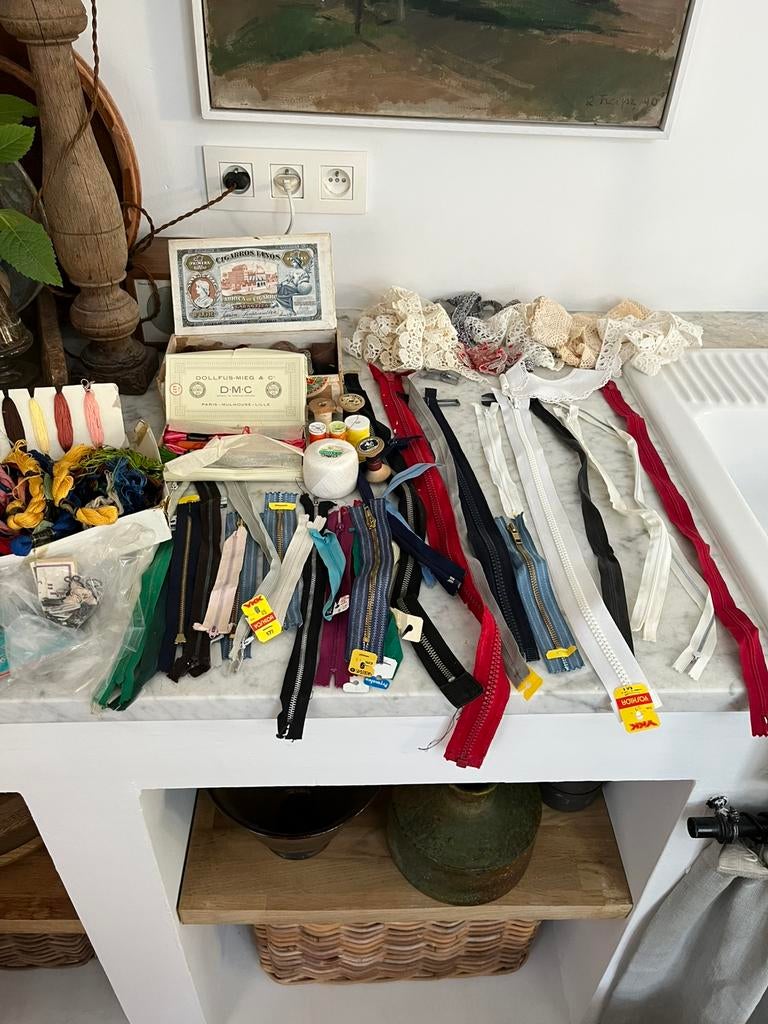 GROOT LOT FOURNITUREN NAAIEN RITSEN BORDUURZIJDE KANT LINT, Hobby en Vrije tijd, Naaien en Fournituren, Ophalen of Verzenden, Zo goed als nieuw