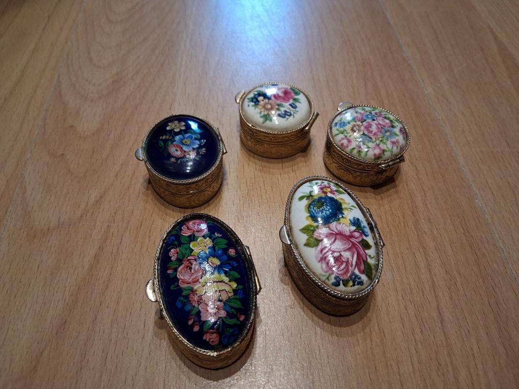 Pillendoosjes, Diversen, Ophalen