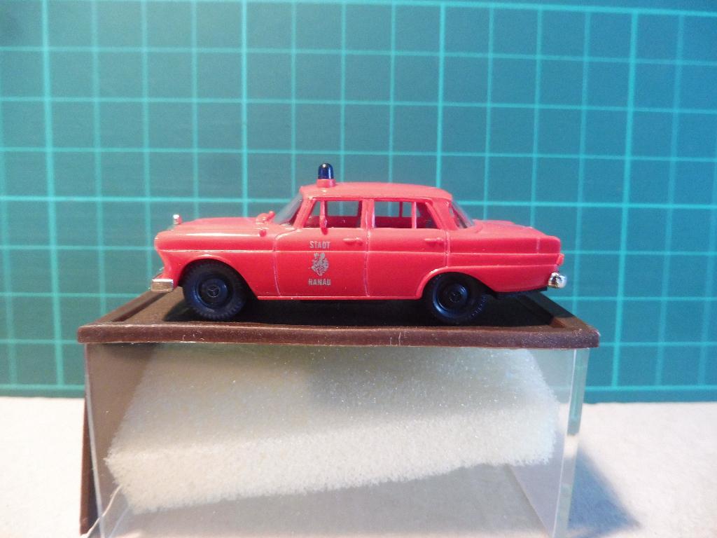 1:87 Brekina Mercedes 190 W110 1961 Brandweer Stadt Hanau, Ophalen of Verzenden, Zo goed als nieuw, Auto, Brekina
