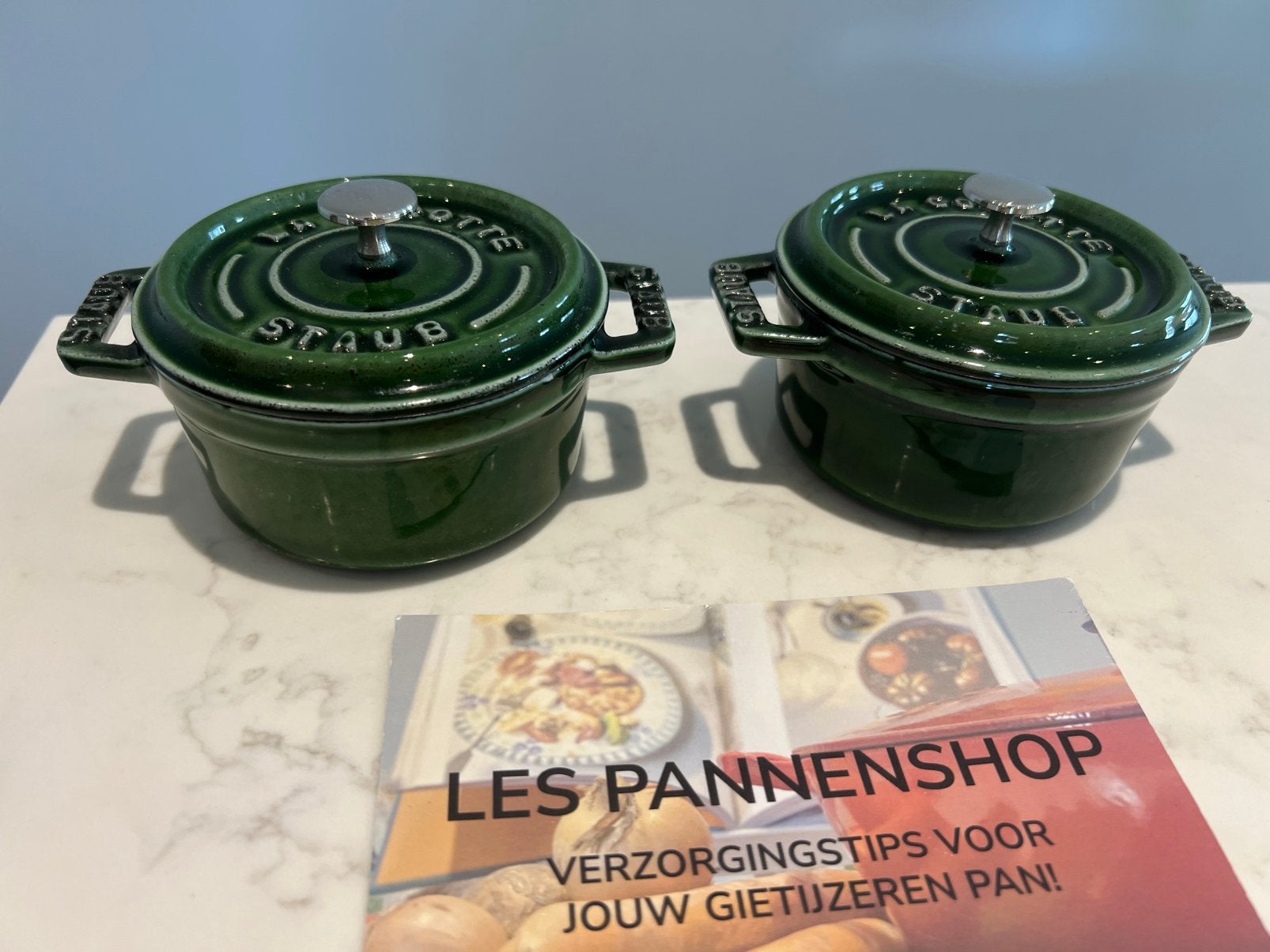 2 x Mini cocotte Staub 10 cm au basilic, Neuf, Enlèvement ou Envoi, Poêle à frire ou Sauteuse, Plaque céramique